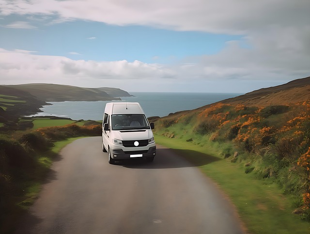 Z okna auta je krajina čarovná